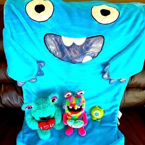 Children's plush sleeping bag with 3 monster plush animals